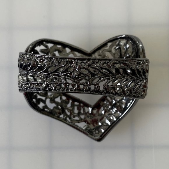 Like new! Metal & rhinestone heart bracelet - Picture 3 of 7